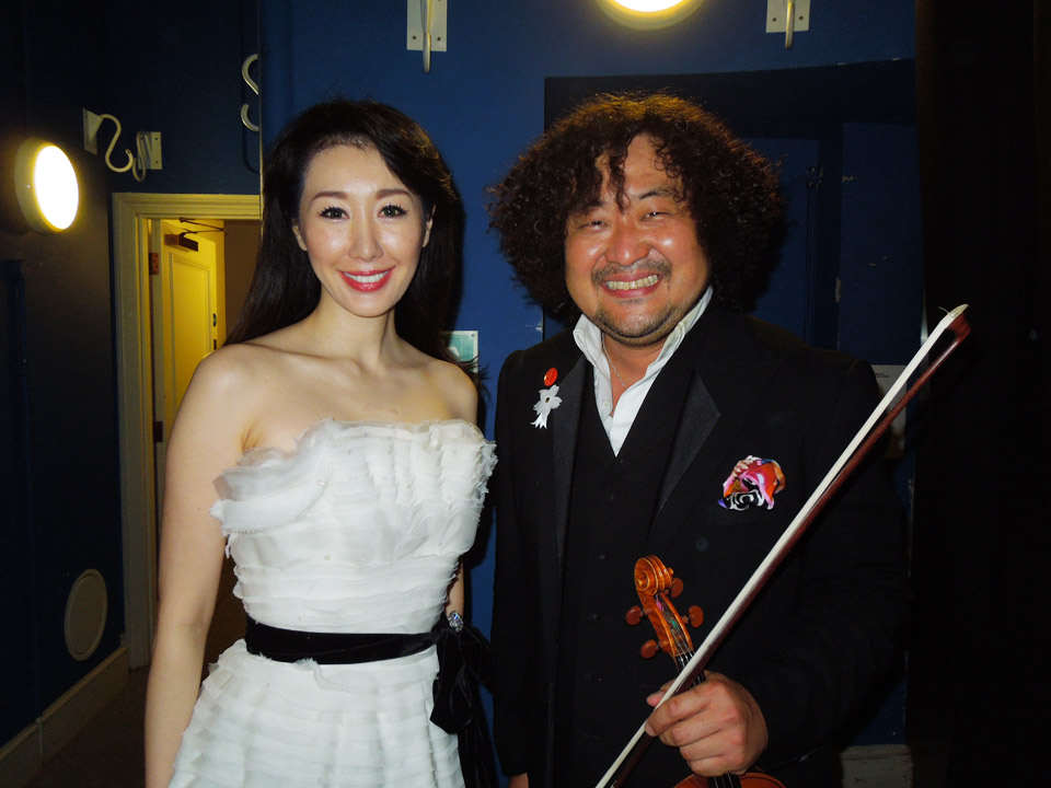 11 March, 2012
              カドガンホール (ロンドン) 
              葉加瀬太郎 東日本大震災チャリティーコンサート
              Cadogan Hall in London
              Taro Hakase
              In aid of the orphans of the Japanese tsunami