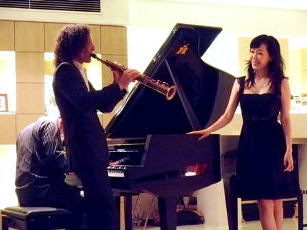 21 September, 2012
              ケニーGと共演　(K邸 東京)
              Performing with Kenny G (at the residence of Mr. K, Tokyo)