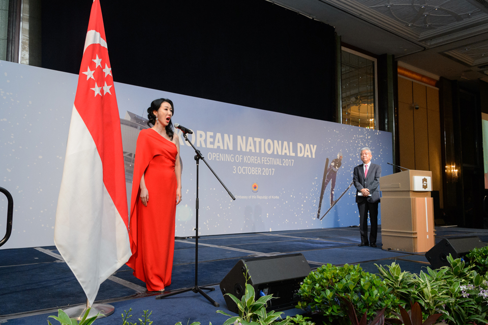 
              18 Nov, 2017
              シンガポール韓国領事館 韓国建国記念日祝典 2017 にて両国の国歌斉唱
              2017 Korean National Day Reception in Singapore Performed both Korean and Singapore national anthems
              